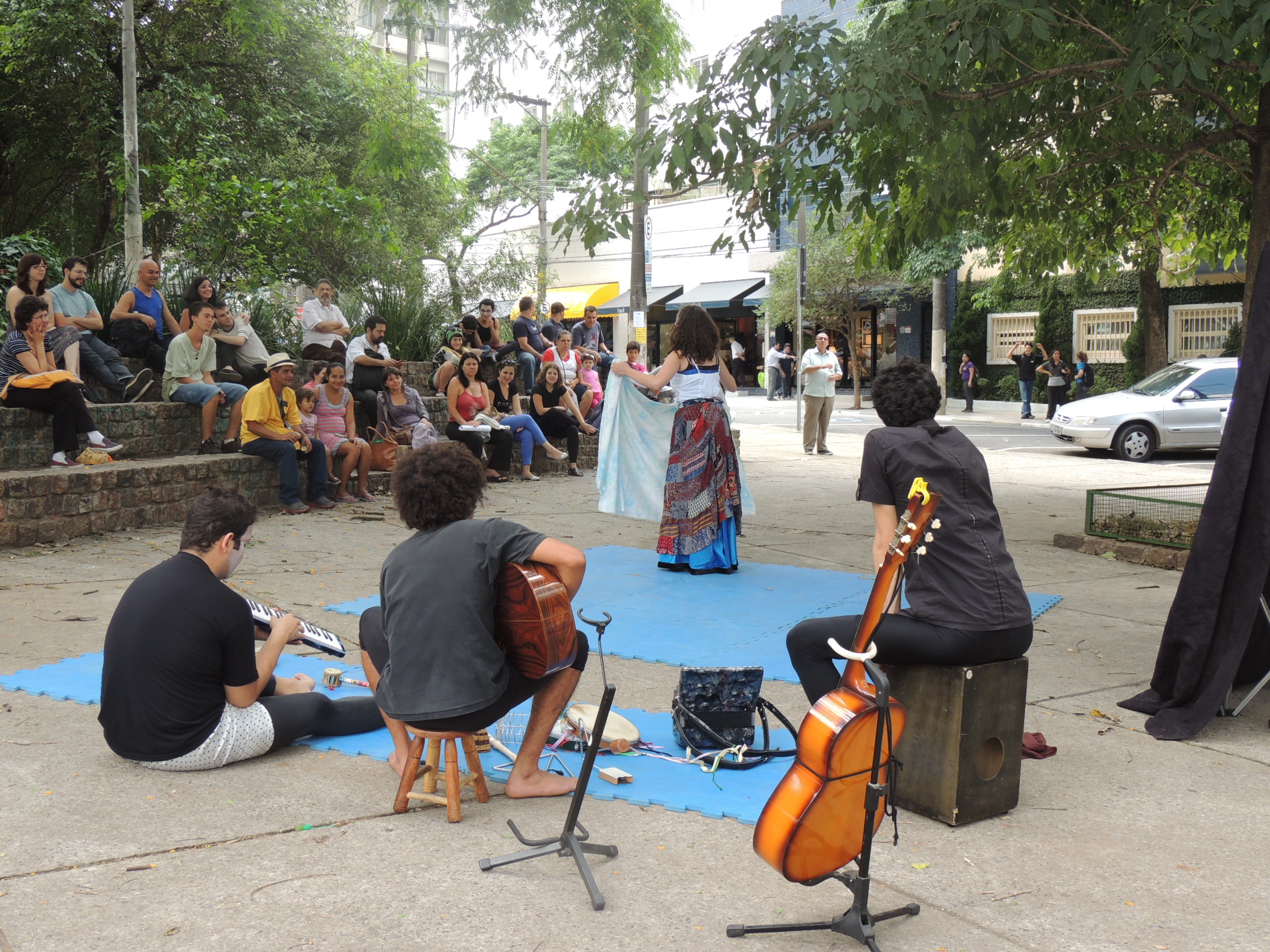 apresentação na praça da comunidade.jpg